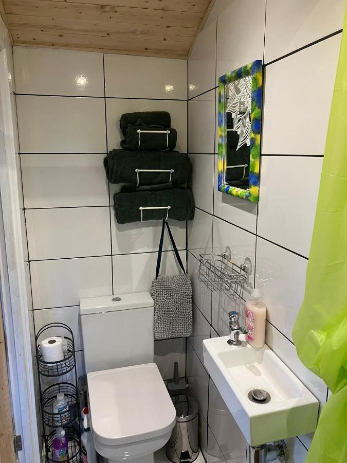 1 Bed Converted Railway Wagon Near קריקהוול מראה חיצוני תמונה